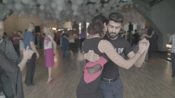 Танго танцюють танцюристи. Повільніше. Київ. Україна — стокове відео