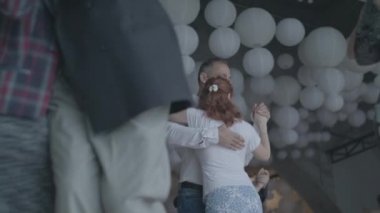 İnsanlar tango yapar. Ağır çekim. Kyiv. Ukrayna
