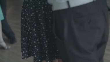 İnsanlar tango yapar. Ağır çekim. Kyiv. Ukrayna