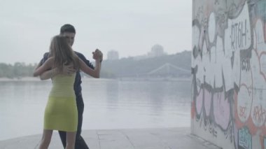 İnsanlar tango yapar. Ağır çekim. Kyiv. Ukrayna