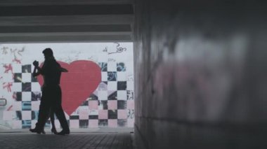İnsanlar tango yapar. Ağır çekim. Kyiv. Ukrayna
