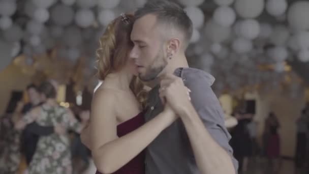 Tancerze tańczą tango. Zwolnij trochę. Kijów. Ukraina — Wideo stockowe