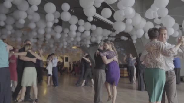 Mensen dansen tango. Langzame beweging. Kiev. Oekraïne — Stockvideo