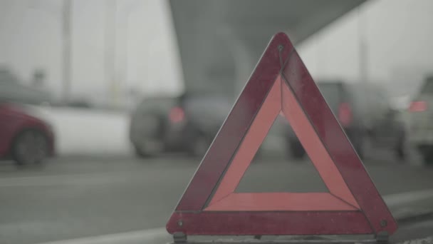 Warning sign Red Triangle on the road. 클로즈업. 추락. 자동차 고장 — 비디오