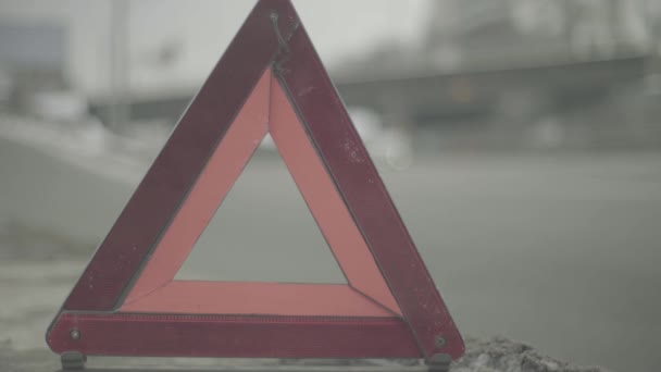 Waarschuwingsbord "Rode Driehoek" op de weg. Een close-up. Een ongeluk. Uitsplitsing naar auto — Stockvideo