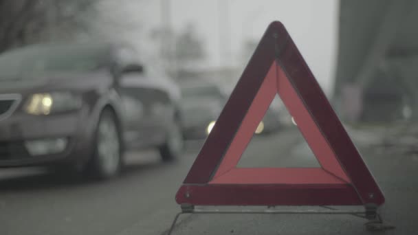 道路上の警告標識"赤の三角形" 。接近中だクラッシュ車の故障 — ストック動画