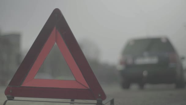 Waarschuwingsbord "Rode Driehoek" op de weg. Een close-up. Een ongeluk. Uitsplitsing naar auto — Stockvideo