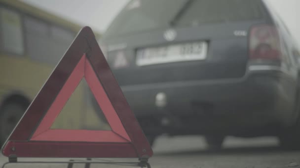 Señal de advertencia "Triángulo Rojo" en la carretera. Primer plano. Choque. Desglose del coche — Vídeos de Stock