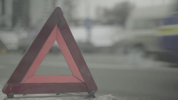 Warnschild "Rotes Dreieck" auf der Straße. Nahaufnahme. Absturz. Autopanne — Stockvideo