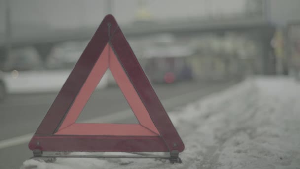 Warning sign "Red Triangle" on the road. Close-up. Crash. Car breakdown — Stock Video