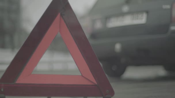 Предупреждающий знак "Красный треугольник" на дороге. Крупный план. Крэш. Автомобильный сбой — стоковое видео