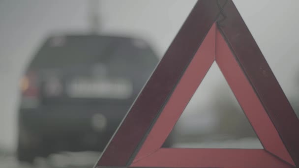 Waarschuwingsbord "Rode Driehoek" op de weg. Een close-up. Een ongeluk. Uitsplitsing naar auto — Stockvideo