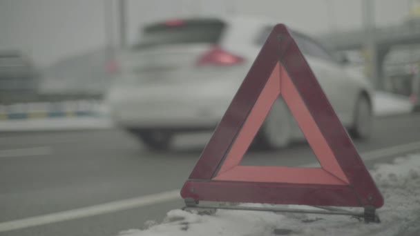 Señal de advertencia "Triángulo Rojo" en la carretera. Primer plano. Choque. Desglose del coche — Vídeos de Stock