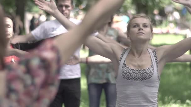 Folk gör yoga i parken. Kiev. Ukraina. Långsamma rörelser — Stockvideo