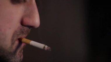 Yazar erkek gazeteci bir bilgisayarda metin yazdırdı.