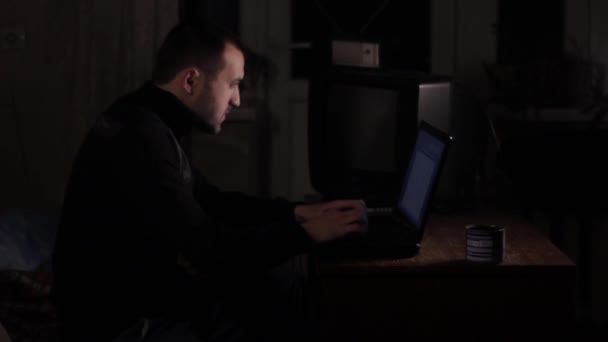Συγγραφέας άντρας δημοσιογράφος τυπώνει κείμενο σε υπολογιστή. — Αρχείο Βίντεο