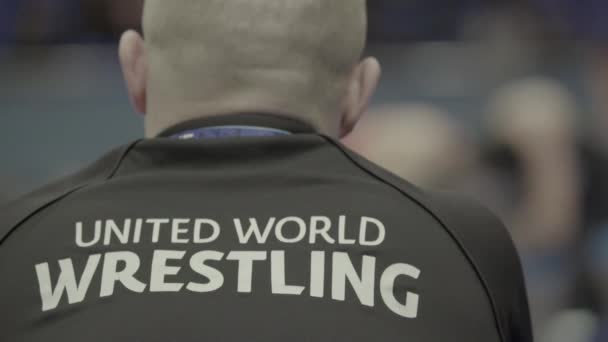 L'arbitro guarda le competizioni di wrestling . — Video Stock