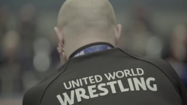 El árbitro observa las competiciones de lucha libre . — Vídeo de stock