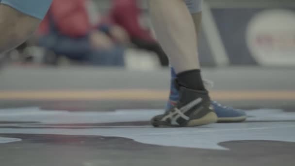 Worstelen. De benen van de worstelaars tijdens het gevecht. Close-up. — Stockvideo
