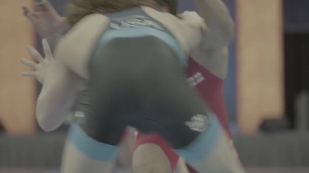 Zápas. Nohy zápasníků během zápasu. Detailní záběr. — Stock video