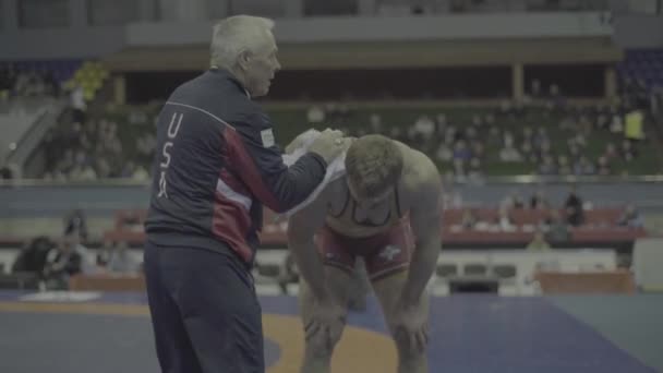 Entrenador y atleta durante las competiciones de lucha libre. Kiev. Ucrania — Vídeos de Stock