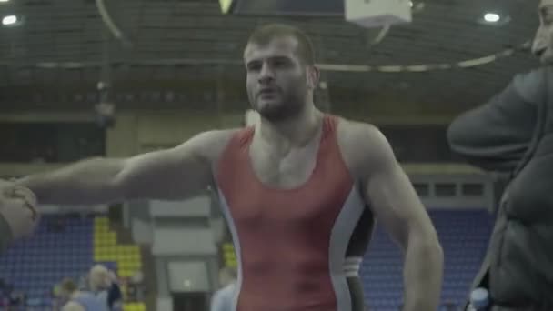 Entrenador y atleta durante las competiciones de lucha libre. Kiev. Ucrania — Vídeo de stock