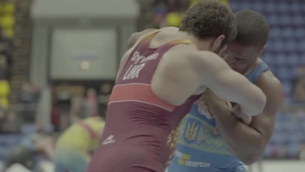 Lottatori durante la competizione di wrestling. Kiev. Ucraina — Video Stock