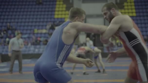 Lottatori durante la competizione di wrestling. Kiev. Ucraina — Video Stock