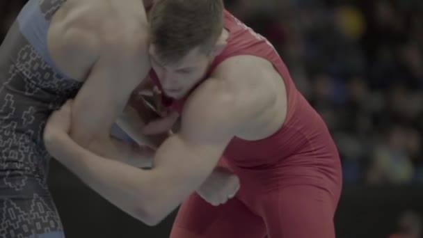 Lutadores lutam durante uma competição de wrestling. Movimento lento. Kiev. Ucrânia . — Vídeo de Stock