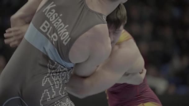 Ringer kämpfen während eines Wrestling-Wettbewerbs. Zeitlupe. kyiv. Ukraine. — Stockvideo