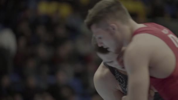 Ringer kämpfen während eines Wrestling-Wettbewerbs. Zeitlupe. kyiv. Ukraine. — Stockvideo