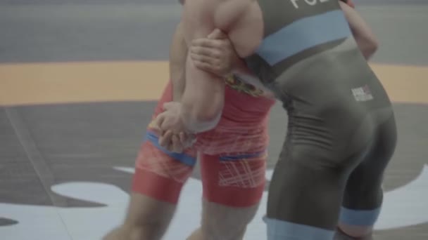 Worstelaars vechten tijdens een worstelwedstrijd. Langzame beweging. Kiev. Oekraïne. — Stockvideo