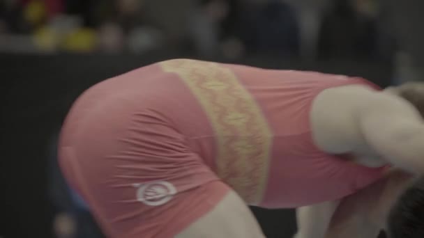 Ringer kämpfen während eines Wrestling-Wettbewerbs. Zeitlupe. kyiv. Ukraine. — Stockvideo