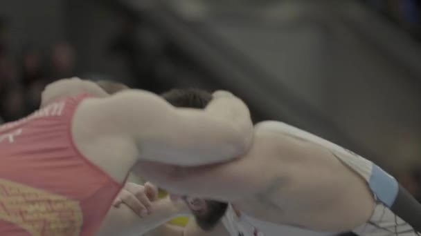 Worstelaars vechten tijdens een worstelwedstrijd. Langzame beweging. Kiev. Oekraïne. — Stockvideo