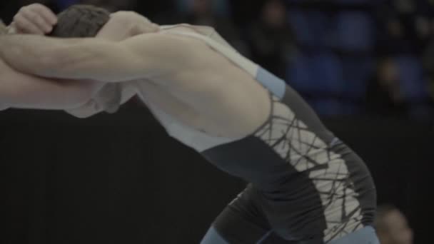 I lottatori combattono durante una competizione di wrestling. Al rallentatore. Kiev. Ucraina . — Video Stock