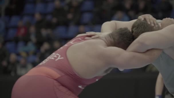 Lutadores lutam durante uma competição de wrestling. Movimento lento. Kiev. Ucrânia . — Vídeo de Stock