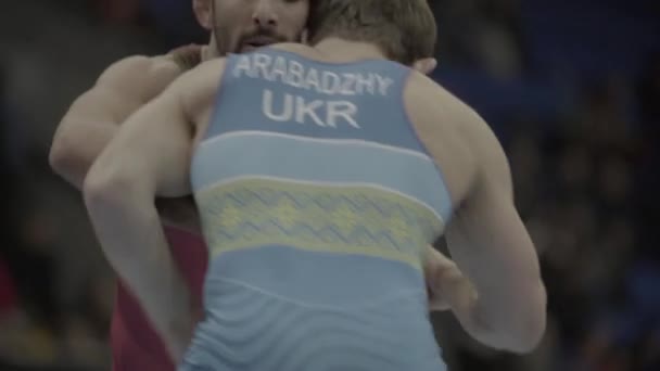 Güreşçiler güreş müsabakaları sırasında kavga ederler. Ağır çekim. Kyiv. Ukrayna. — Stok video