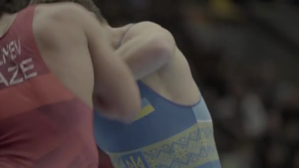 Güreşçiler güreş müsabakaları sırasında kavga ederler. Ağır çekim. Kyiv. Ukrayna. — Stok video
