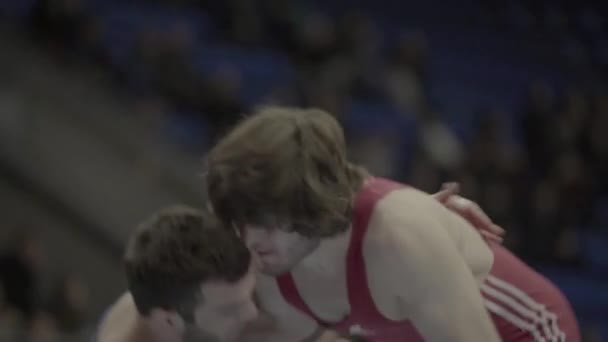 Lutadores lutam durante uma competição de wrestling. Movimento lento. Kiev. Ucrânia . — Vídeo de Stock