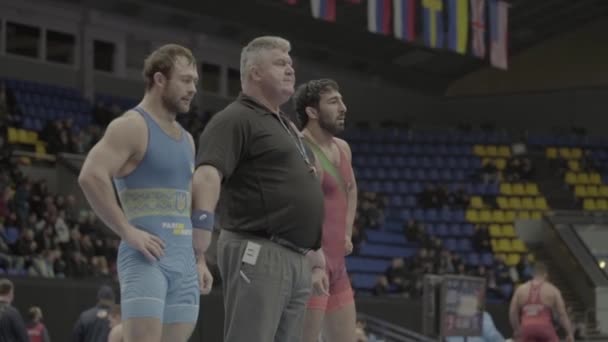 I lottatori combattono durante una competizione di wrestling. Al rallentatore. Kiev. Ucraina . — Video Stock