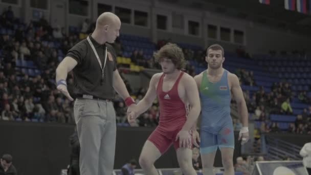 I lottatori combattono durante una competizione di wrestling. Al rallentatore. Kiev. Ucraina . — Video Stock