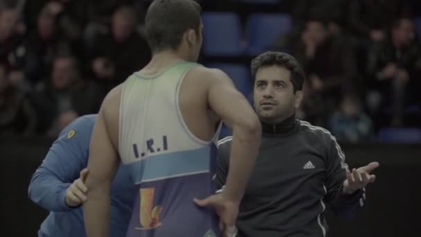 Lutadores lutam durante uma competição de wrestling. Movimento lento. Kiev. Ucrânia . — Vídeo de Stock