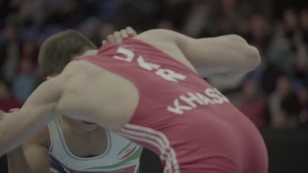 摔角手在摔跤比赛中打架. 慢动作 Kyiv 。 乌克兰. — 图库视频影像