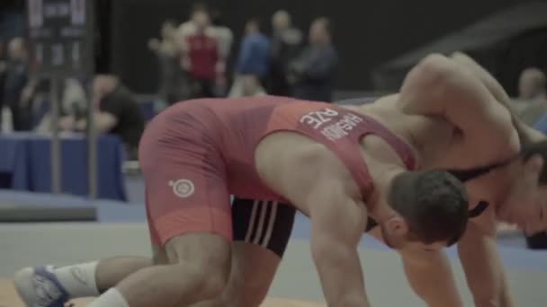 Wrestlers kæmpe under en wrestling konkurrence. Langsom bevægelse. Kiev. Ukraine . – Stock-video