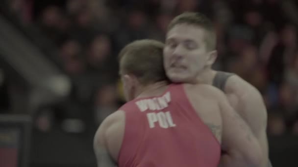 Lutadores lutam durante uma competição de wrestling. Movimento lento. Kiev. Ucrânia . — Vídeo de Stock