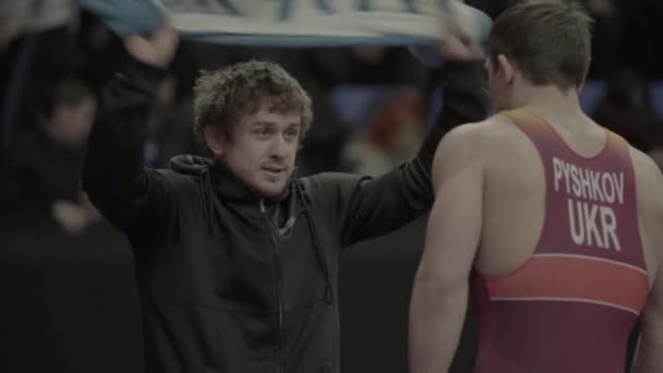 Coach e atleta durante le competizioni di break wrestling. Al rallentatore. Kiev. Ucraina — Video Stock