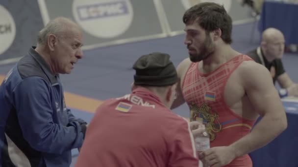 Coach e atleta durante le competizioni di break wrestling. Al rallentatore. Kiev. Ucraina — Video Stock