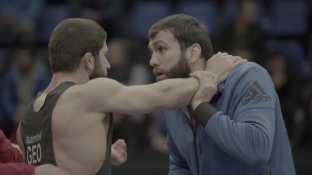 Coach e atleta durante le competizioni di break wrestling. Al rallentatore. Kiev. Ucraina — Video Stock