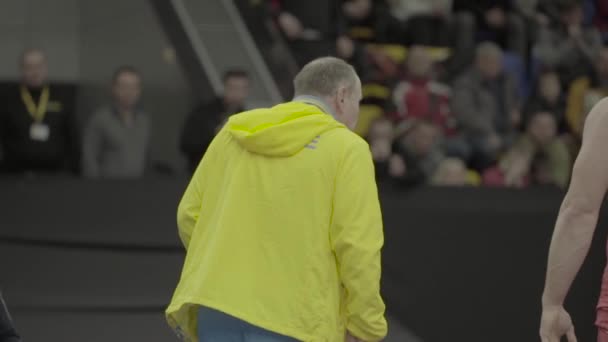 Coach en atleet tijdens de pauze worstelen wedstrijden. Langzame beweging. Kiev. Oekraïne — Stockvideo