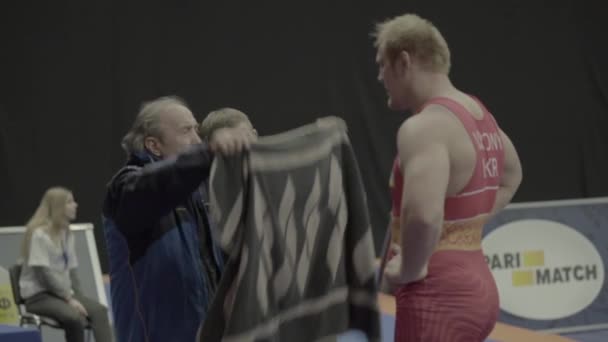 Coach e atleta durante le competizioni di break wrestling. Al rallentatore. Kiev. Ucraina — Video Stock